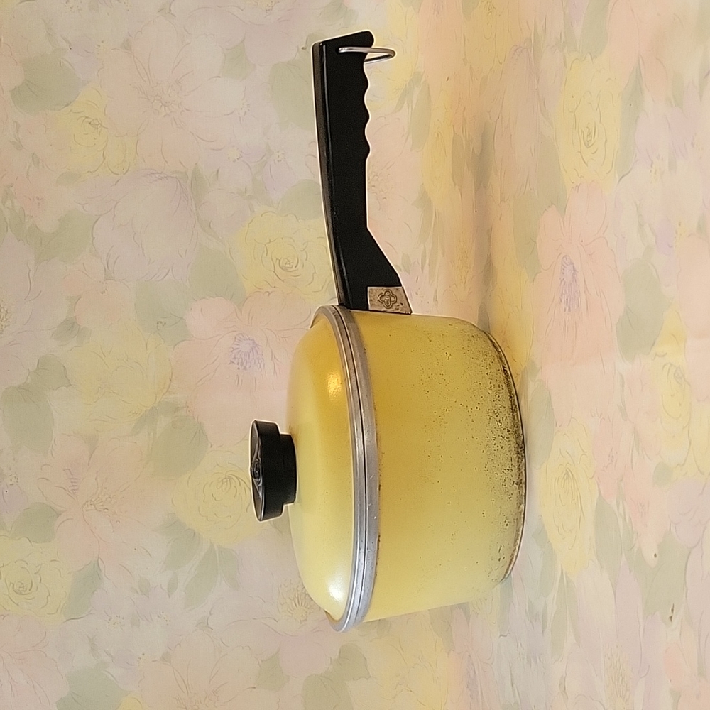 Vintage - Club Cookware - 1.5qt Pot - Harvest Gold